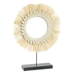 Decoración collar de conchas con rafia natural