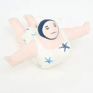 Colgante de bañista hecho de papel maché
