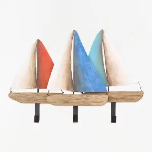 Perchero con forma de veleros de madera y metal