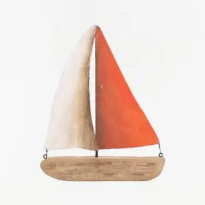 Velero de madera con velas de metal blancas y naranjas