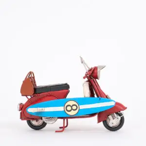 Moto vintage roja con tabla de surf