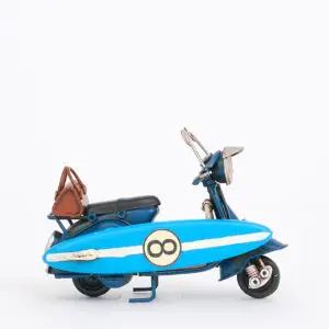 Moto vintage azul con tabla de surf