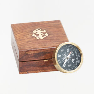Brújula con caja de madera