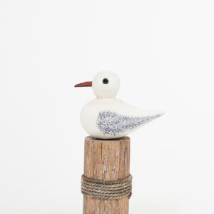 Pájaro de madera sobre tronco