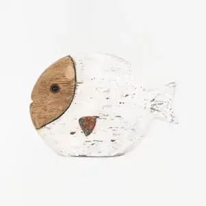 Pez de madera pintado en blanco