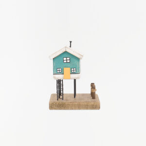 Pequeño palafito de madera y metal