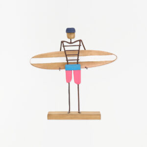 Figura de surfero de metal y madera