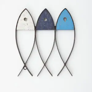 Peces de madera y metal